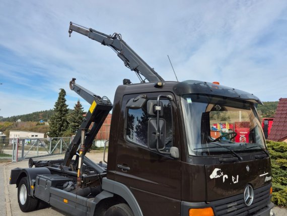 MERCEDES BENZ ATEGO 818 4x2 hákový nosič kontejnerů s hydraulickou rukou